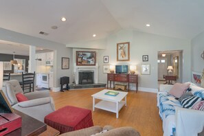 Smart-tv, eldstad och datorskärmar