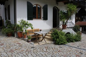 Outdoor dining - Bezaubernde Ferienwohnung mit Zugspitzblick im schönen Grainau (Grainau)