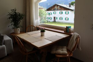 Dining - Bezaubernde Ferienwohnung mit Zugspitzblick im schönen Grainau (Grainau)