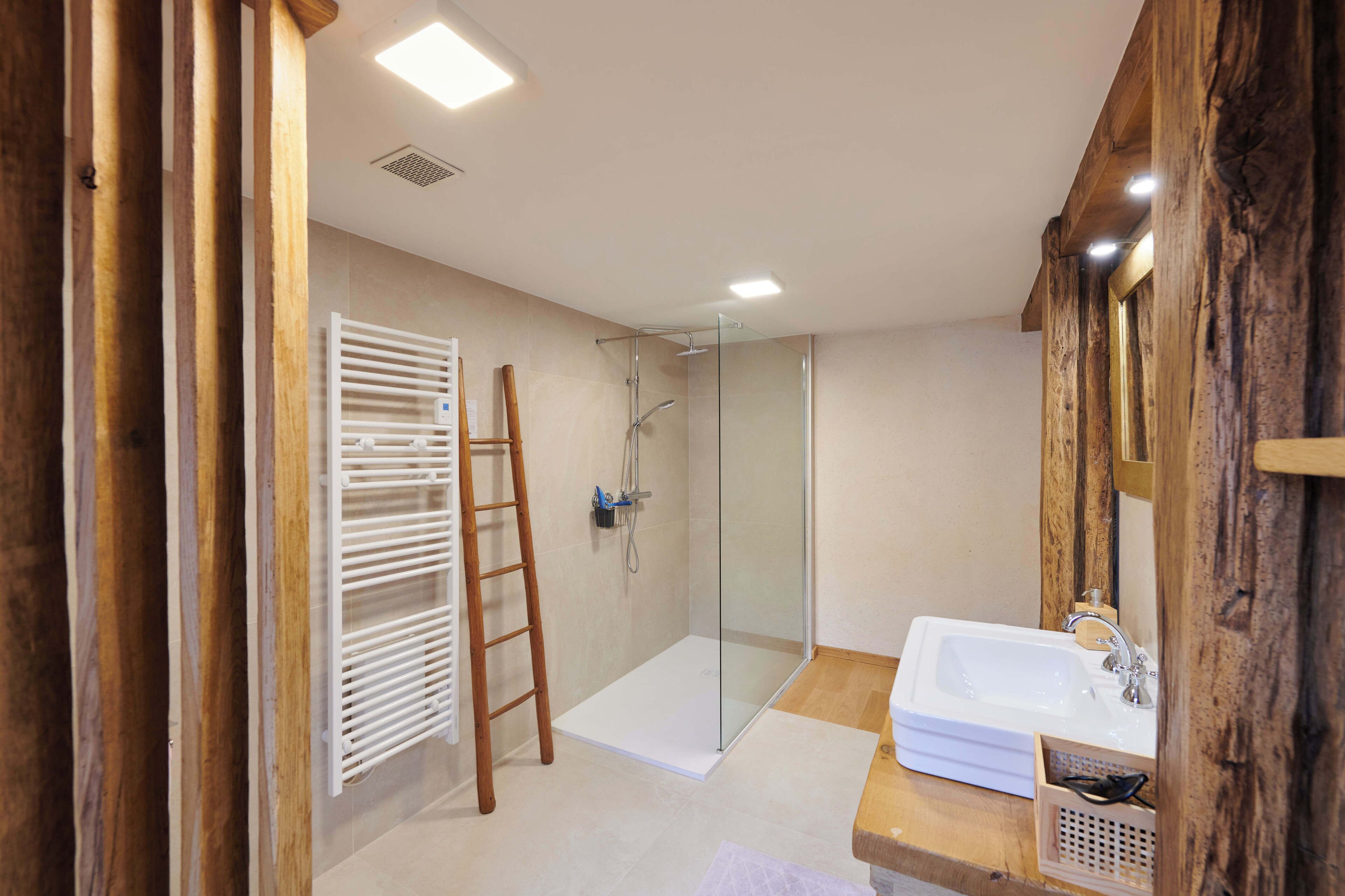 Douche, serviettes fournies, papier de toilette