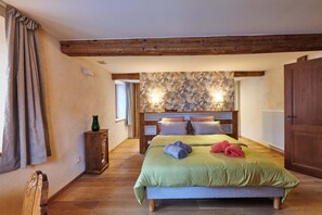 3 habitaciones, tabla de planchar con plancha, cuna de viaje y wifi 