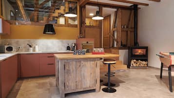 Een koelkast, een magnetron, een oven, een kookplaat