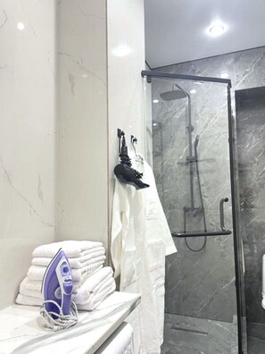 Chuveiro, secador de cabelo, toalhas de banho, sabonete