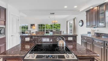 KylskÄp, mikrovÄgsugn, ugn och spishÀll