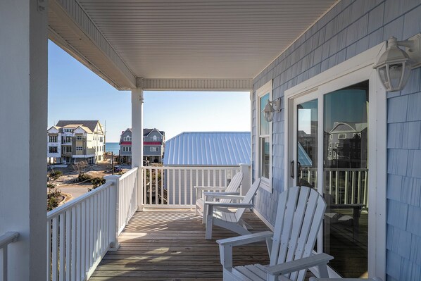 Property grounds - Carolina Rose: 4BR, 3.5 BA - Oceanview with Pool and Elevator (Emerald Isle)