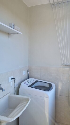 Shower, towels, soap, toilet paper - Excellent apartment near Plano Piloto! (Brasília)