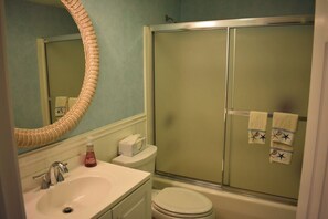 Sèche-cheveux, serviettes fournies