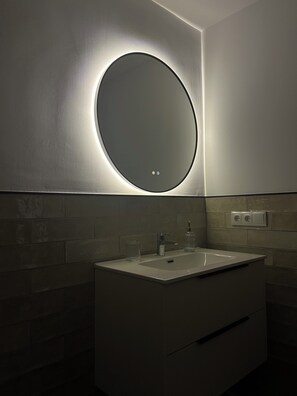 Douche, sèche-cheveux, serviettes fournies, savon