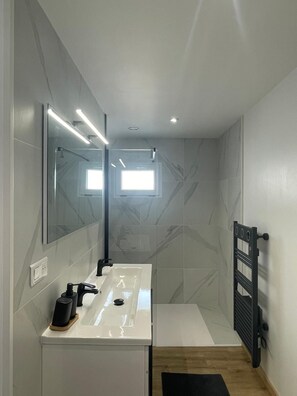 Bruser, hårtørrer, håndklæder, Sæbe