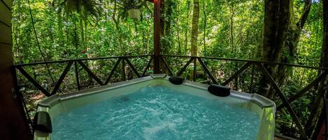 مغطس سبا خارجي