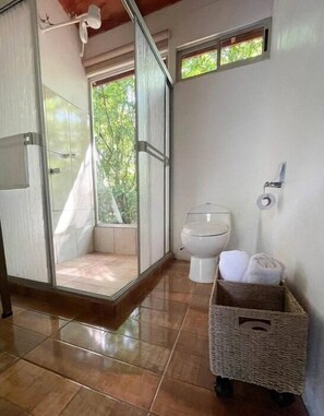 Serviettes fournies, savon, papier toilette