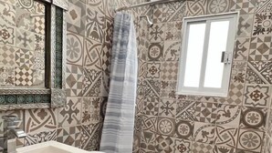 Standard Room, Non Smoking, Patio | Bathroom | Towels, soap, toilet paper - Hostal Mago  (Tlaxcala)