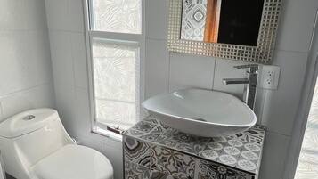 Kamar Double Standar, Bebas Asap Rokok, patio | Kamar mandi | Handuk, sabun, dan tisu toilet