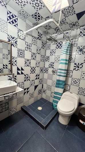 Habitación económica, no fumadores, patio | Baño | Toallas, jabón y papel higiénico