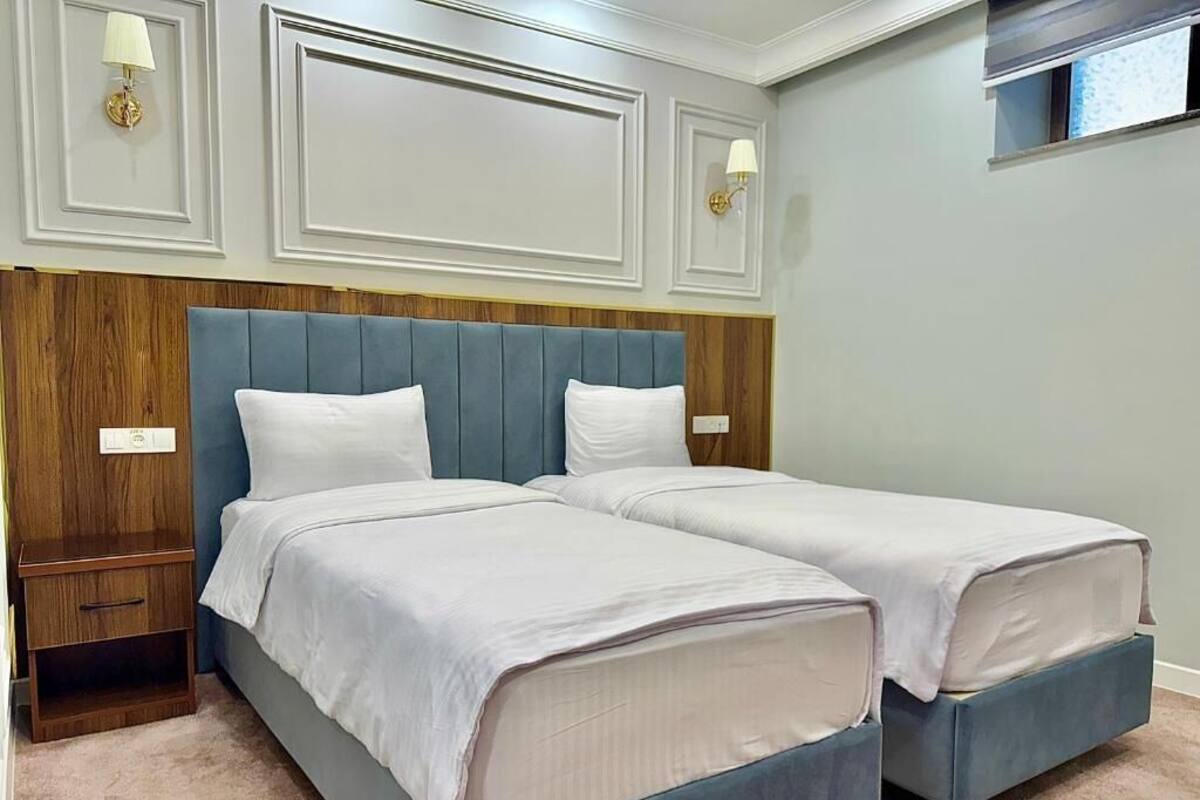 Økonomi-tomannsrom | Minibar, safe på rommet, individuelt dekorert og skrivebord