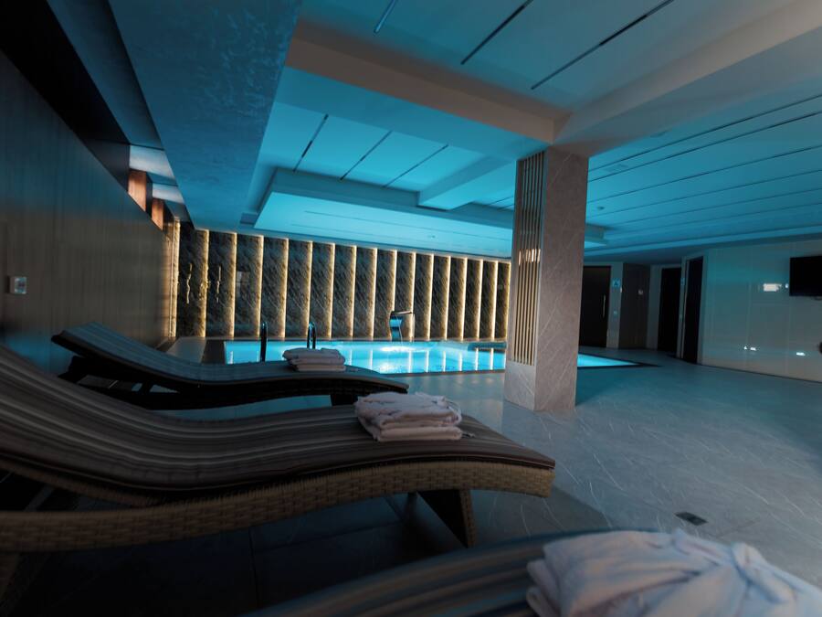 Sisäuima-allas, kauden mukainen ulkouima-allas, aurinkovarjoja