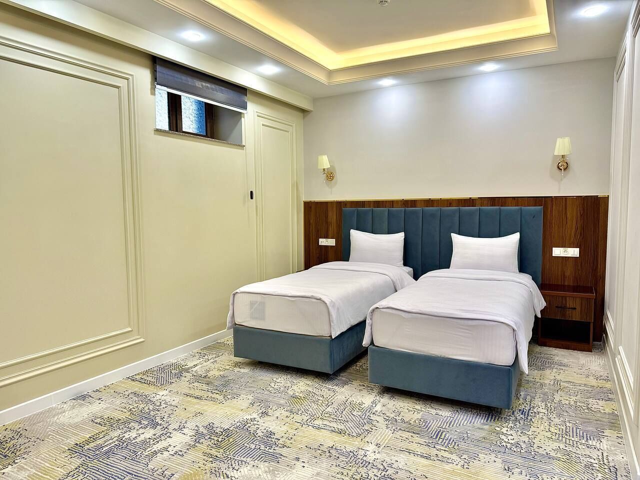 Quarto duplo econômico | Frigobar, cofres nos quartos, individualmente decorados, escrivaninha