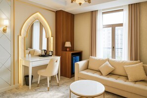 ห้องลักซ์ชัวรี่สวีท, ระเบียง, วิวคลอง | บริเวณนั่งเล่น | ทีวีจอแบน 42 ซม. พร้อมช่องเคเบิล