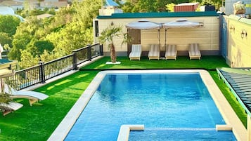 Piscina interna, piscina externa sazonal, guarda-sóis, espreguiçadeiras