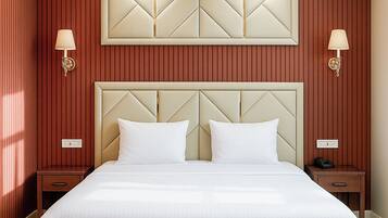 Quarto casal standard, sacada | Frigobar, cofres nos quartos, individualmente decorados, escrivaninha