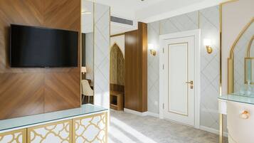 Luxury Suite, Balcony, Canal View | Minibar, in-room safe, desk, laptop workspace