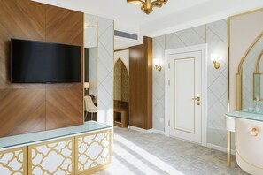 Suíte superluxo, sacada, vista para o canal | Frigobar, cofres nos quartos, individualmente decorados, escrivaninha