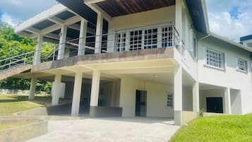 Vista frontal de la propiedad