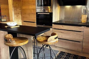 Four à micro-ondes, un four, surface de cuisson, lave-vaisselle