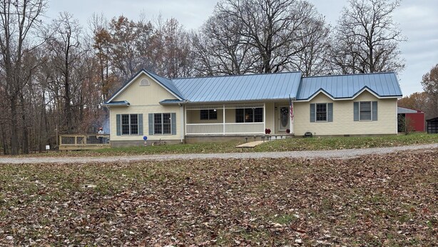 Exterior - Charming 3-bedroom farmhouse with WiFi, Heat AC in wonderful Stonefort Illinois. (Stonefort)