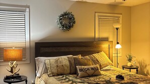 Room - Charming 3-bedroom farmhouse with WiFi, Heat AC in wonderful Stonefort Illinois. (Stonefort)