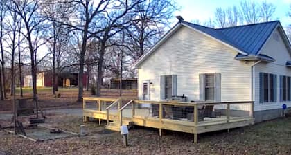 Charming 3-bedroom farmhouse with WiFi, Heat AC in wonderful Stonefort Illinois.