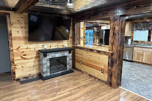 Spacious 5-bedroom house Arcade room, beautiful views in peaceful country.