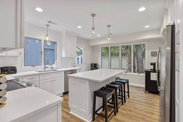 Refrigerador, microondas, horno, placa de cocina