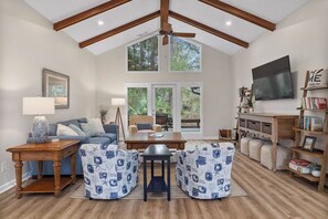 Smart TV - BEAUTIFUL 3BR HOME IN SEA PINES WITH POOL, TENNIS, BEACH ACCESS HILTON HEAD (Hilton Head Island)