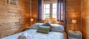 Pastures Green (Oak Tree Lane)
Gorgeous rustic charm