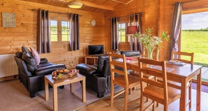 Pastures Green (Oak Tree Lane)
Gorgeous rustic charm