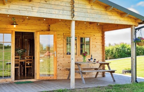 Pastures Green (Oak Tree Lane)
Gorgeous rustic charm