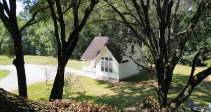 Charming 2-Bedroom Cottage Nestled Under Oak Trees