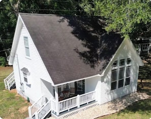 Exterior - Charming 2-Bedroom Cottage Nestled Under Oak Trees (Fairhope)