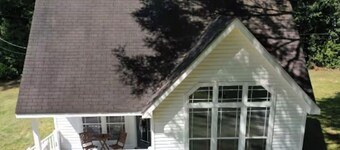 Charming 2-Bedroom Cottage Nestled Under Oak Trees