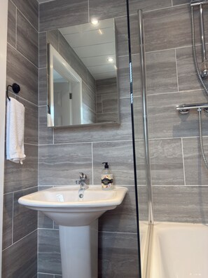 Hair dryer, towels, soap, shampoo - Stunning views. Countryside walks or cycle trails. Nearby pubs and music venues  (Bradford)