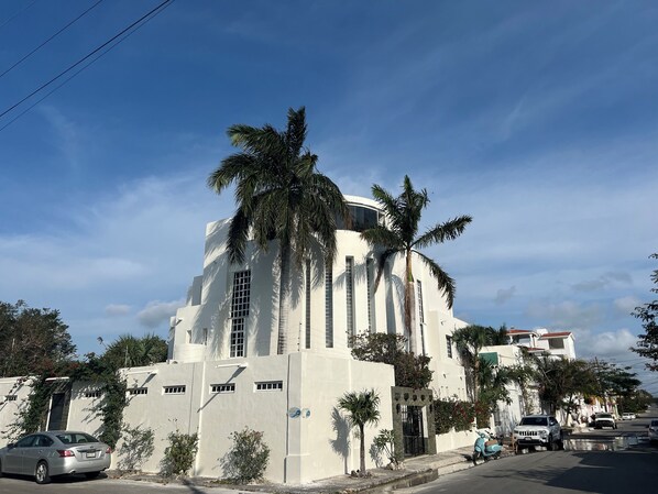 Exterior - Cozumel Luxury Villa: Spacious 6-bedroom house in charming Cozumel (Cozumel)