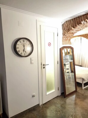 1 dormitorio, tabla de planchar con plancha, wifi y ropa de cama