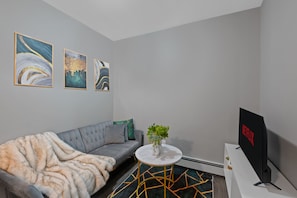 Living area - Charming 2-bedrooms house 15 min to NYC - Games - Private backyard  (Jersey City)