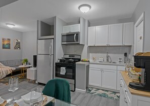 Private kitchen - Charming 2-bedrooms house 15 min to NYC - Games - Private backyard  (Jersey City)