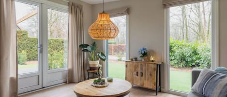 Een smart-tv en boeken