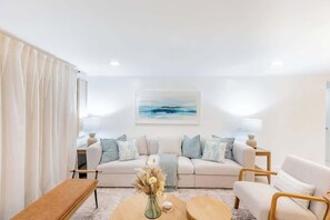 Smart TV, video games - Magnificent Beach Front Condo - Flagler Ave - 111 (New Smyrna Beach)