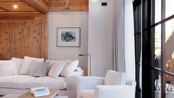 Lakeview Loft Chalet | Living area | 40-inch Smart TV with cable channels, fireplace, Netflix