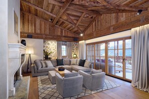 Skypool Chalet | 起居區 | 40-吋智慧型電視、有線頻道、壁爐、Netflix