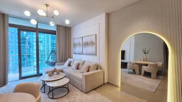 Een smart-tv en een tafeltennistafel